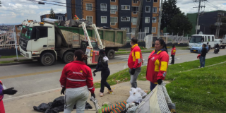 Foto de funcionarios del Distrito en operativo de limpieza