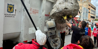 Foto de funcionarios del Distrito en operativo de limpieza