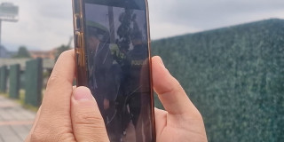 Persona grabando una captura con su celular 