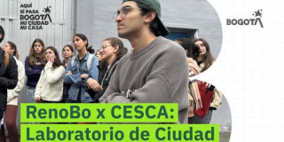 Estudiantes reunidos con texto RenoBo y CESCA: Laboratorio de Ciudad