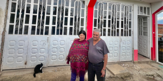 Foto de una pareja al frente de una casa