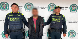 Hombre capturado en medio de dos policías