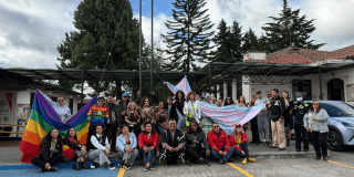 Foto de un grupo de personas con banderas de la comunidad de LGBTI