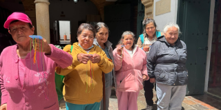 Foto de un grupo de adultos mayores tejiendo 