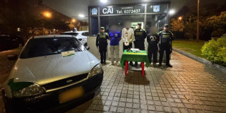 Capturados frente a un CAI, junto a los policías y el material incautado.
