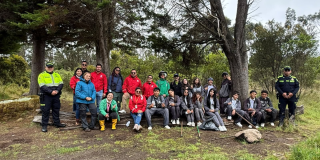Foto de funcionarios del Districo con estudiantes del colegio José Félix Restrepo.
