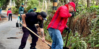 Foto de funcionarios del Distrito en operativo de limpieza