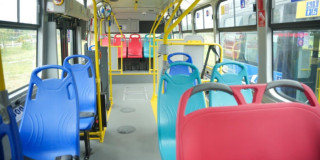 Foto del interior de un bus de TransMilenio. 