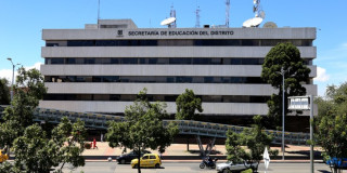 Foto que muestra una edificio con paredes blancas y el un letrero que dice: Secretaría de Educación 
