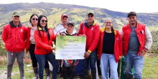 Funcionarios de la Alcaldía Local de Sumapaz con la comunidad mostrando un diploma de una firma simbólica de un acuerdo
