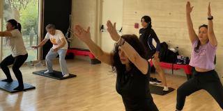 Imagen de varias personas participando en los espacios de yoga del CEFE Chapinero