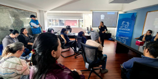 Foto que muestra un grupo de personas reunidas 