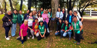 Grupo comunitario participa en tomografía arbórea junto a árbol en Fontibón