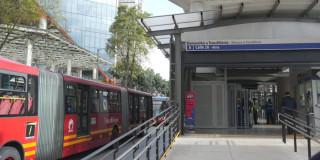 Foto de una estación de TransMilenio