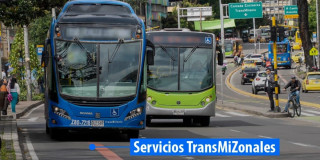 Foto de dos buses de TransMilenio en una vía de Bogotá