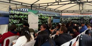 Foto que muestra personas sentadas en una conferencia 