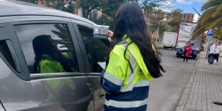 Funcionaria de tránsito en una Zona de Parqueo Pago.