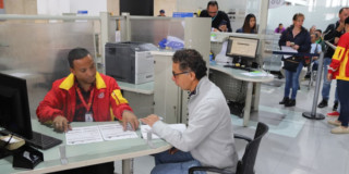 Ciudadano siendo atendido por un funcionario de la Secretaría de Hacienda