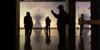 Foto que muestra personas en una galería 