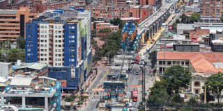 Foto aérea del viaducto del Metro de Bogotá en la avenida Caracas, centro de Bogotá.