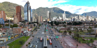 Foto donde se ven varios buses y carros en unam vía de Bogotá 