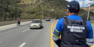 Foto de un Agente Civil de Tránsito realizando gestiones de movilidad en una vía de Cundinamarca.