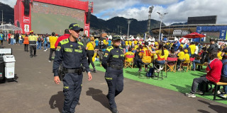 Foto de policías en Bogotá en escenarios de celebración y concentración de hinchas de la Selección Colombia.