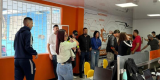 Imagen de jóvenes reunidos en un salón de clases