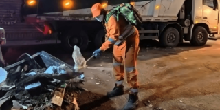 Foto que muestra una persona con una pala recogiendo residuos de las calles