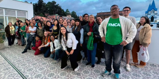 Foto de 400 estudiantes que mejoran su inglés con la Ruta de Bilingüismo de Suba en Bogotá.