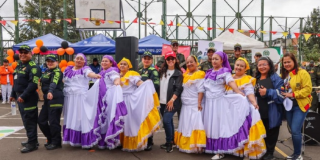 Imagen de personas participando en la feria de servicios