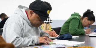 Foto de vendedores informales en Bogotá en proceso de educación flexible.