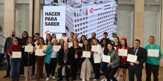 Imagen de varias personas con los diplomas 
