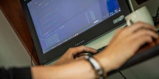 Foto de una persona trabajando en un computador en una empresa de Bogotá.
