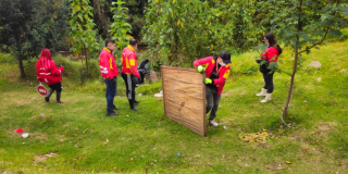 Imagen de operarios recogiendo residuos voluminosos alrededor del río Fucha