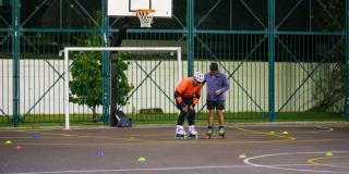 Imagen de una persona patinando en un parque