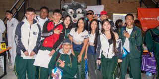 Imagen de estudiantes posando para la foto