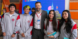 Imagen del alcalde Galán junto a estudiantes