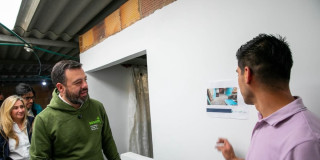 Foto durante la visita del alcalde Carlos Fernando Galán a las familias beneficiadas con mejoramientos de vivienda en Usme.