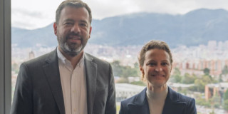 Foto del alcalde Carlos Fernando Galán junto a Susana Cordeiro Guerra, vicepresidenta del Banco Mundial.