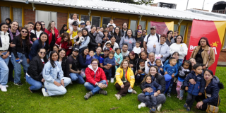 Imagen de profesores y funcionarios posando para la foto