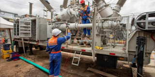 Imagen de un técnico de Enel Colombia realizando labora de mantenimiento.