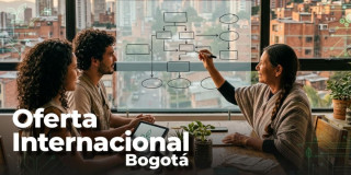 Foto de dos personas en una conversación en Bogotá.