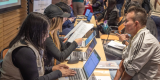 Foto de una feria de empleo en Bogotá.