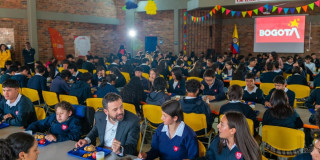 Alcalde Galán almorzando con estudiantes de un colegio de Bogotá