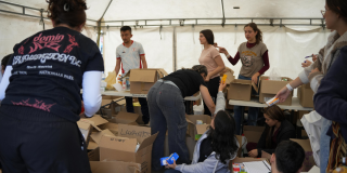 Imagen de personas empacando comida en cajas