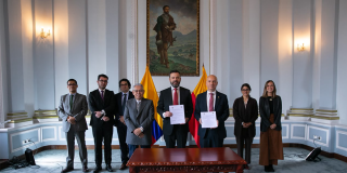 Imagen del alcalde galán con el memorando firmado