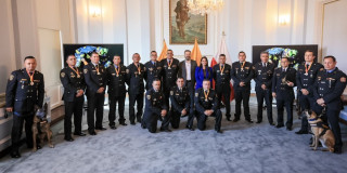 Foto de la condecoración a bomberos que salvaron vidas en Venezuela tras el terremoto de junio 2026.