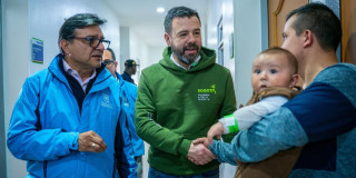 Foto del alcalde Carlos Fernando durante la visita a un centro de salud de Bogotá.