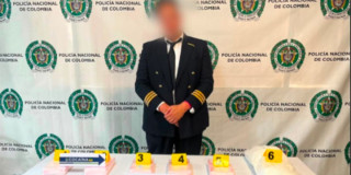 Foto de la captura del falso piloto en el Aeropuerto El Dorado de Bogotá con droga.
